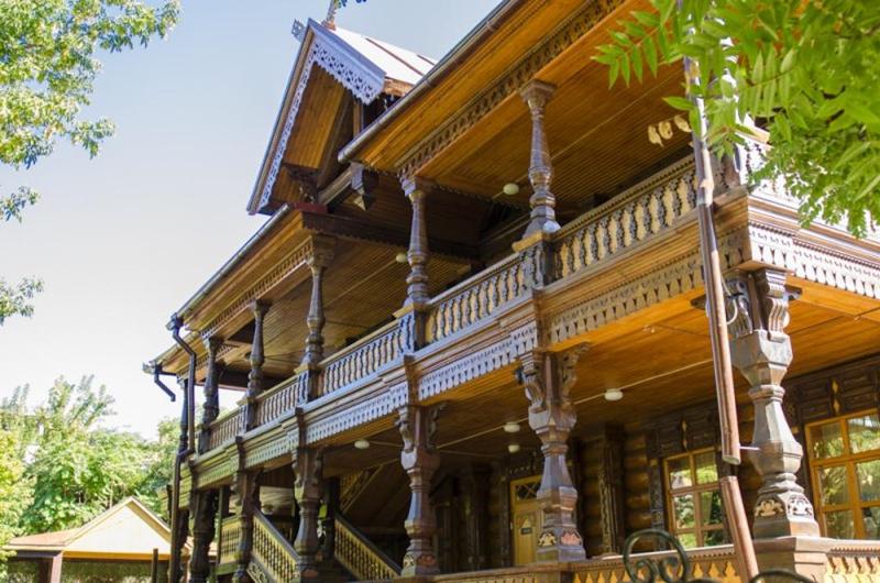 Дом купца Г.В. Тетюшинова, образец деревянного зодчества в Астрахани