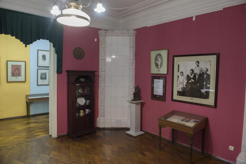 Дом-музей Велимира Хлебникова, экспозиция, изразцовая печь,